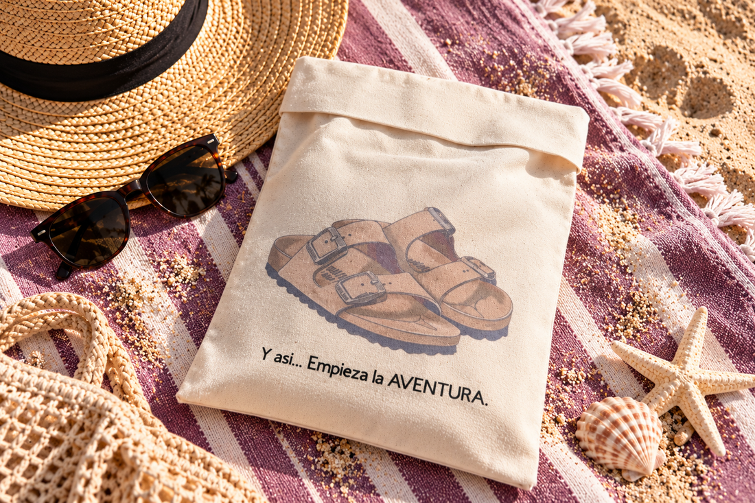 Bolsa para zapatos de viaje TDMAccessories con ilustración de sandalias, junto a sombrero de palma y lentes de sol sobre una toalla clara