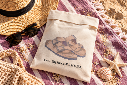 Bolsa para zapatos de viaje TDMAccessories con ilustración de sandalias, junto a sombrero de palma y lentes de sol sobre una toalla clara