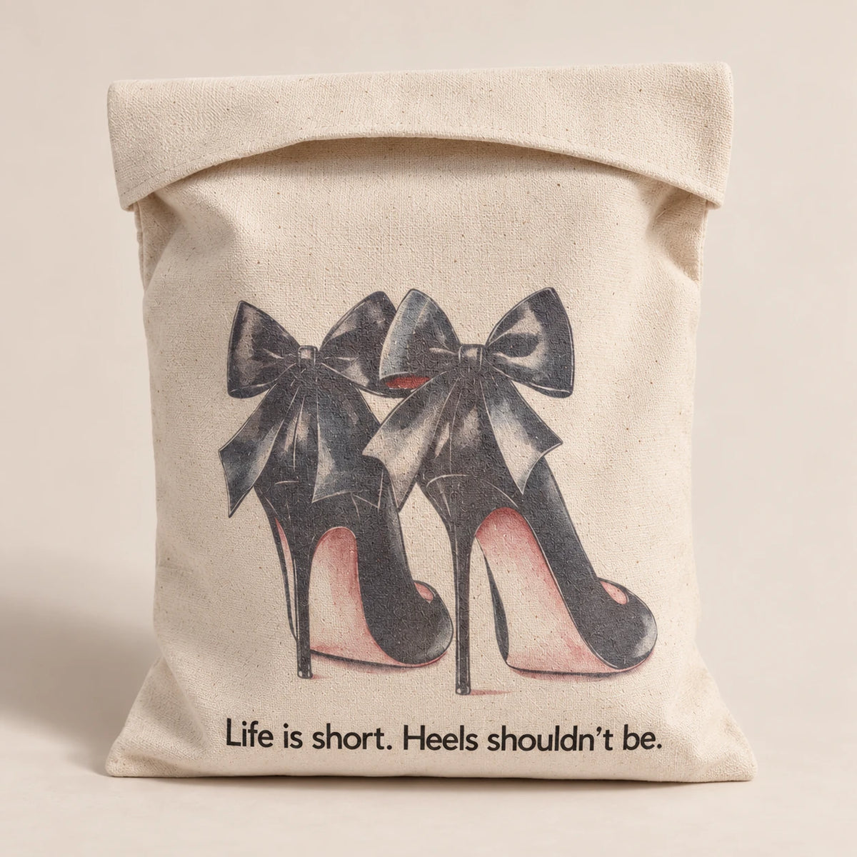 Bolsa para zapatos de viaje TDMAccessories en tela de loneta beige con ilustración vintage de tacones negros con moño.