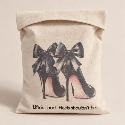 Bolsa para zapatos de viaje TDMAccessories en tela de loneta beige con ilustración vintage de tacones negros con moño.