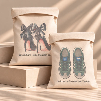 Set de 2 bolsas para zapatos de viaje TDMAccessories en tela de loneta beige con ilustraciones de tacones y tenis.