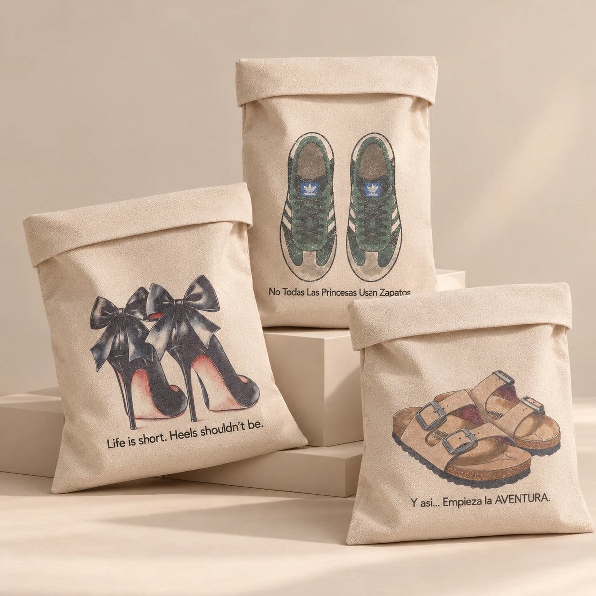 Set de 3 bolsas para zapatos de viaje TDMAccessories en tela de loneta beige: tacones, tenis y sandalias.