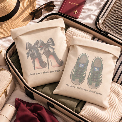 Set de 2 bolsas para zapatos TDMAccessories de tacones y tenis acomodadas en una maleta con ropa.