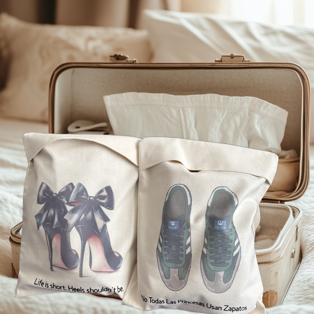 Bolsas para zapatos TDMAccessories de tacones y tenis sobre una maleta abierta en la cama.